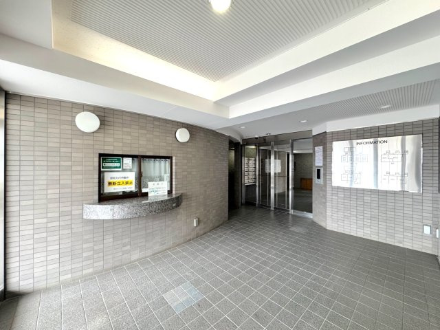 エントランスホール　清潔感にあふれるエントランスホール。防犯配慮がなされており、居住者の皆様の安全で快適な暮らしを守ります。