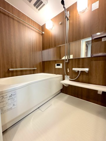 ユニットバス新規交換　浴室乾燥機を新設！快適なリフレッシュ空間　新規交換された綺麗な浴室で1日の疲れを癒せます。雨の日のお洗濯や冬場のヒートショック対策にも役立つ浴室乾燥機付きで安心です。