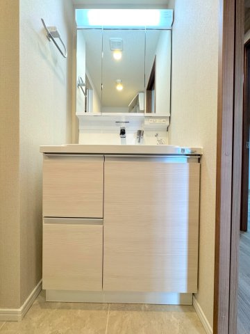 洗面台新規交換　清潔感あふれる洗面化粧台＆防水パンを新規交換！　クッションフロア張替で足元までピカピカ。リネン類や洗剤の収納にも配慮された、毎朝気持ちよく使える清潔なサニタリー空間です。