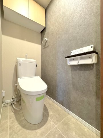 トイレ新規交換　温水洗浄便座付きトイレに新規交換！清潔感のある空間に仕上がっており、日々のお手入れもラクラクです。