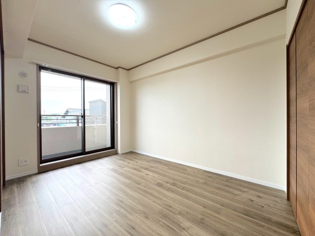 洋室6帖　南西バルコニー側　南西バルコニーに面した陽当り抜群のお部屋！　明るい日差しが差し込み、開放感たっぷり。クローゼット完備で収納力も高く、主寝室としても快適にお使いいただけます。