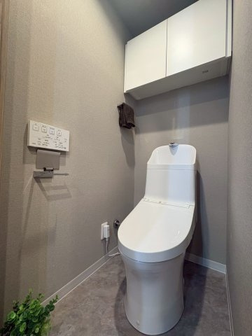 温水洗浄便座付トイレは温水洗浄機能により、暖かい水でおしりを洗浄することができ、冷たい水を使う従来の便座に比べ、温水洗浄機能で暖かいトイレを提供し、快適な使用を可能にします。