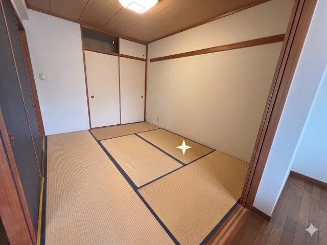 LDKとつながっている和室6帖　※写真はAI加工で残置物を消しております。実際とは異なります
