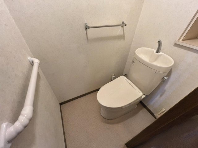 トイレ　※写真はAI加工で残置物を消しております。実際とは異なります
