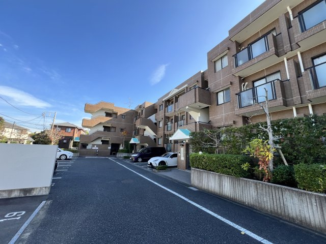 3階建ての低層マンションの2階部分