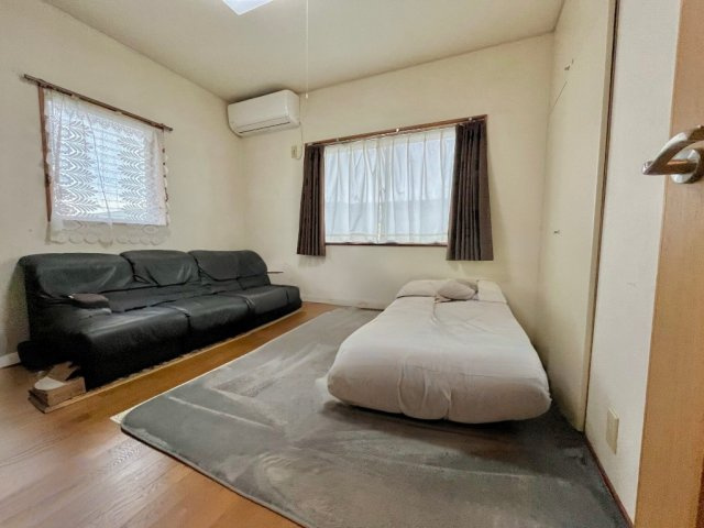 日中は自然光が差し込み、風通しも良い快適な洋室です！　