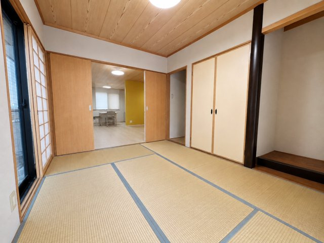 1階の6帖和室はLDKに隣接しており、一体感を感じられる空間です。普段は独立した和室として利用しながら、必要に応じてLDKの延長として使えるため、ご家族の人数やシーンに合わせて柔軟に活用できます。