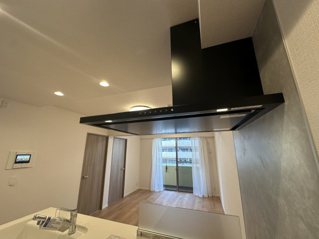 薄型レンジフードで、お手入れもしやすくなっています。