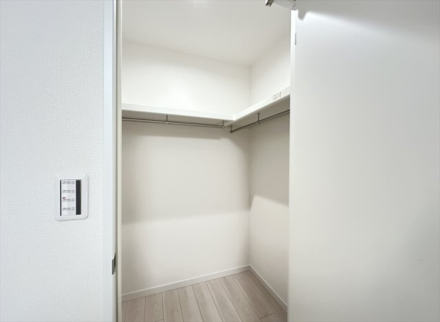 お洋服選びも楽しめるWIC。ハンガーパイプ付枕棚がL字型に配置されてるので一目で目当ての洋服を見つけられます。
