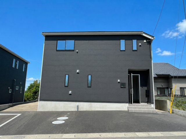 シンプルで落ち着きのある外壁カラーです。