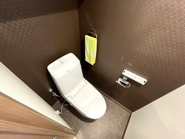 トイレも新品で清潔感があります！※小物はディスプレイのため含まれません