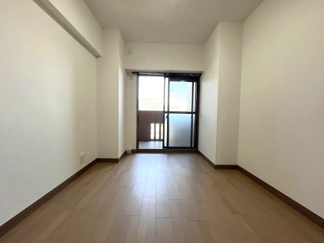 窓から自然光が入り込むため部屋全体が明るく開放感があります。