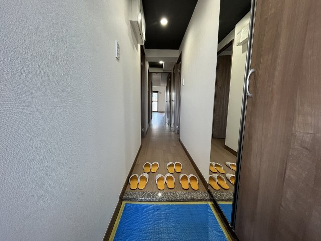 収納が完備されているのでご家族の靴がスッキリ片付きます。※小物はディスプレイのため含まれません