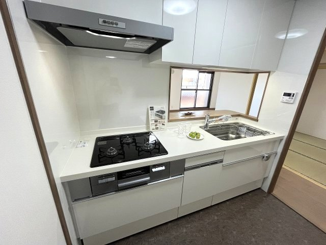 キッチンは会話が弾む対面式！※小物はディスプレイのため含まれません