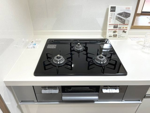 使い勝手もよく人気なシステムキッチン！※小物はディスプレイのため含まれません
