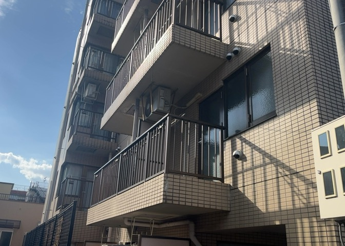 バルコニーは、室外の専用スペースのうち、「屋根がなく開放された空間」であるものを指します。ベランダより広いタイプのものが多く、日当たりもよいため家庭菜園などを楽しみたい人にとって適した環境となります。