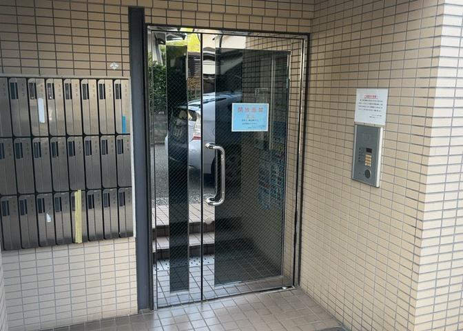 玄関は家の顔でもあり、家族以外の目にも止まる場所です。玄関は外との間を仕切る扉、靴などをしまっておく収納スペース、靴脱ぎのたたきスペース、来客とのやり取りをするドアホンなど複数のアイテムからなります。