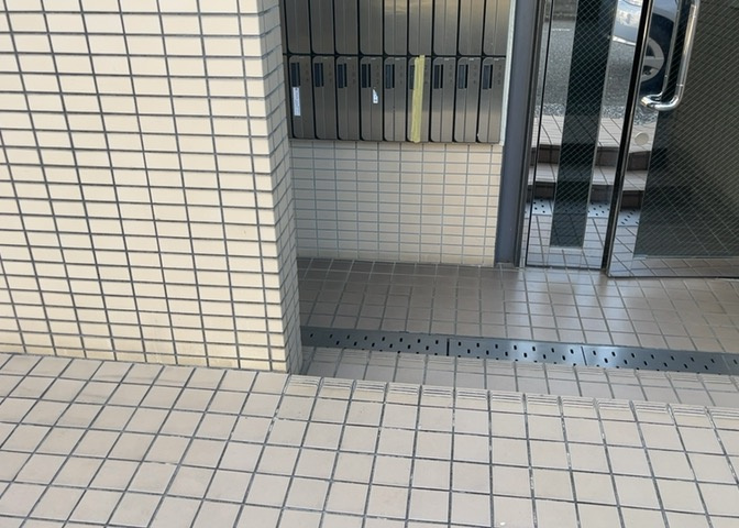 建物の基礎工事の方法は、主流となっているベタ基礎（防湿基礎）と布基礎の2種類に分類され、床下の通気性や耐久性などに違いがあります。建物の基礎部分の構造や付帯設備など詳細については現地でご確認ください。