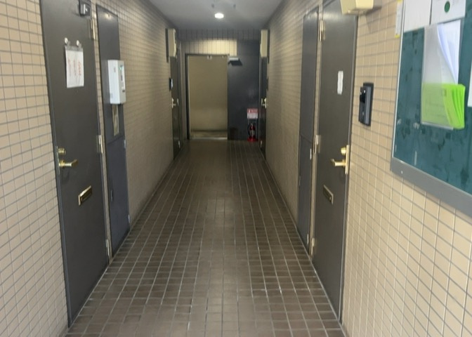 玄関ポーチにおいて最も重視すべきと言っても良いのが広さです。適切な広さの玄関ポーチでないと外見的なバランスは崩れてしまいますし、何より使いにくくなってしまいますので、現地で実際に下見をしてみましょう！