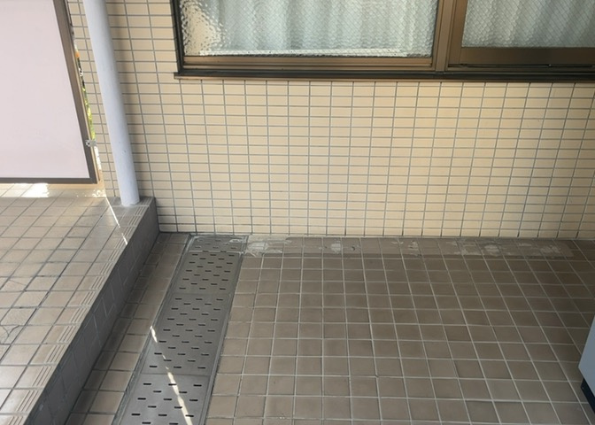 床下換気口は、床下に湿気がこもることを防ぎ、効果的に換気を行うために設置されています。床下換気口が設置されていない建物は、基礎パッキング工法などにより換気を行なっています。詳細は現地でご確認ください。