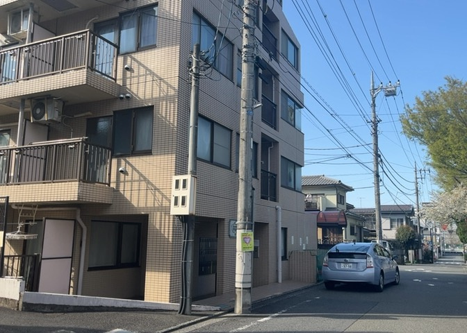 南側道路の場合は長い時間光を入れ込むことができるため、庭やリビングを道路側に持ってくることが多く土地価格も高い傾向にあります。一方北側道路だとリビングや庭が南側になりプライバシーを守ることができます。
