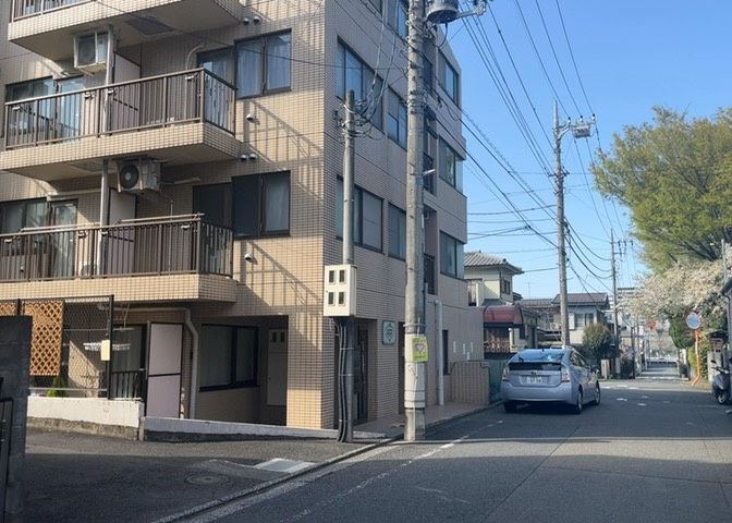 東側道路の場合は居室を南向きに設計しやすいため、朝日が入りやすいというメリットがあります。一方、西側道路も東側同様に居室を南向きに設計しやすいのですが、住宅地だと朝日が入りにくいという弱点があります。