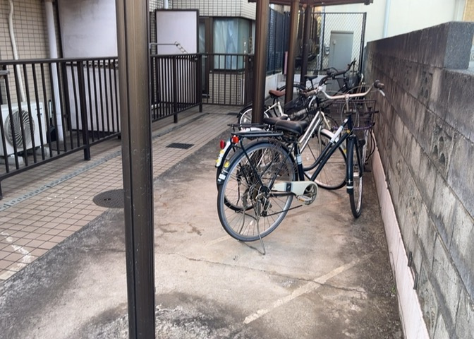 車一台あたりに必要なスペースは、標準サイズの普通自動車で横幅2m50cm、長さ5mは必要になります。ただし、乗降のことも考慮して横幅3m30cm、長さ5m50cmほどは確保できるところを選びましょう。