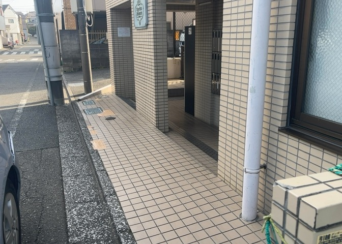 庭のある家に住むことのメリットとして、子どもたちの遊び場を確保できること、ガーデニングや家庭菜園を楽しめること、明るさを確保できることがあります。また、配置を工夫することでプライバシーが確保できます。