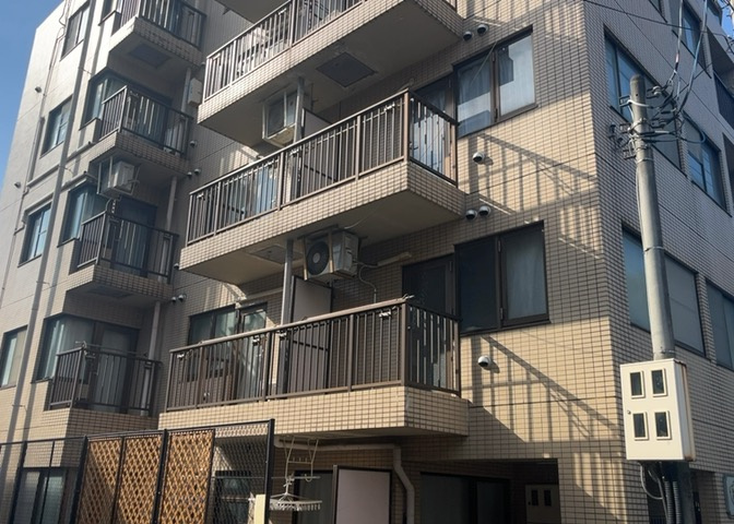 バルコニーは、建物内から室外へ楽に出入りできる便利なスペースです。また、バルコニーには手すりを付けることが義務付けられており、手すりの高さは110cm以上で施工することが建築基準法で定められています。