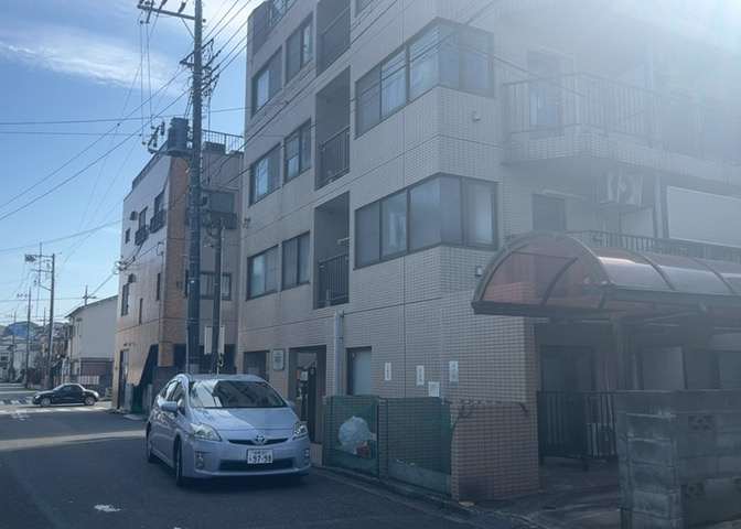住宅用の土地では前面道路に2m以上接していなければならないと法律で定められています。しかし、お持ちの車のサイズやライフスタイルなどにより、2mでは利便が悪い場合もございますので、事前に確認しましょう。