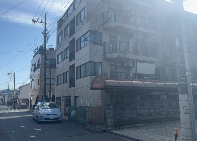 道幅が広い場所は日当たりや風通が良好です。幅が広いのですれ違いも可能ですし大きな車でも駐車可能！一方で、大型車が通ることも多くなるため交通量の増加により騒音に繋がります。また土地の値段が高くなります。