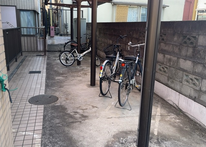駐車場と明記されていても、最小スペースでつくられた駐車場だと大型車は駐車できなかったり、出入りしにくくなったりする可能性があります。お車のサイズと購入したい物件の駐車場のサイズを現地で確認しましょう。