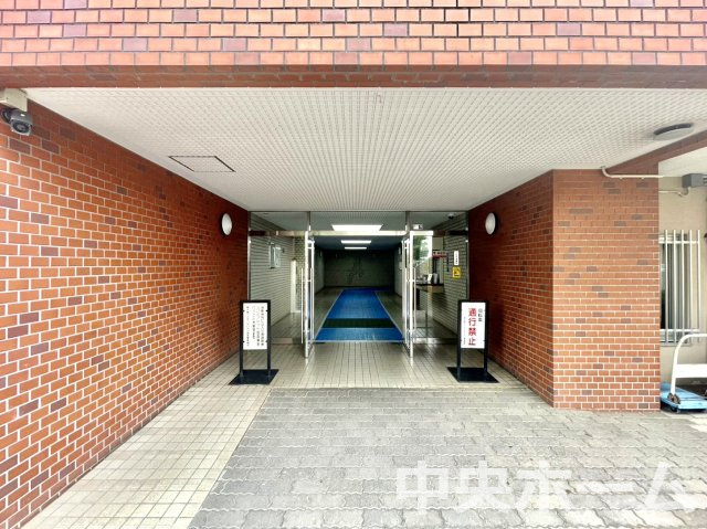 【エントランス】マンションのエントランスは、その物件の印象を決める、顔とも言える場所です。毎日通る場所ですからきれいなのが一番です。エントランス内はオートロックですので暮らしの安全も確保されています。