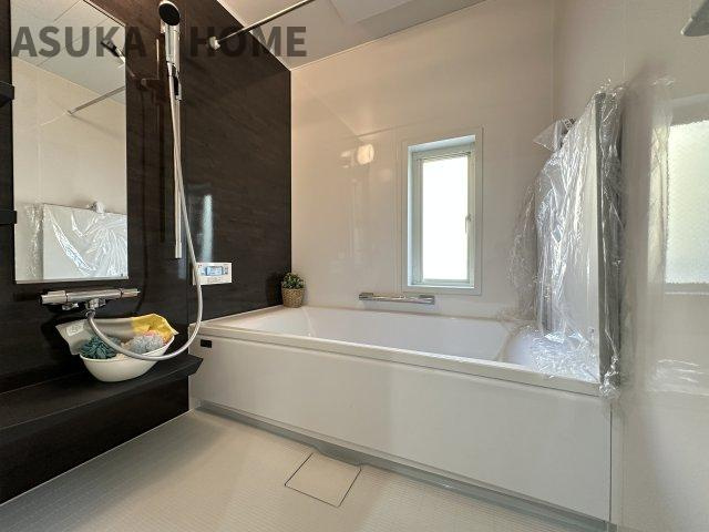 お風呂は十分な広さがあり、1日の疲れを癒すことができますね。　