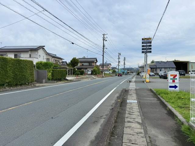 全面道路は、広く交通量が多いです。