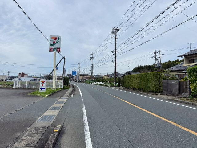 隣にはセブンイレブンが隣接しています。