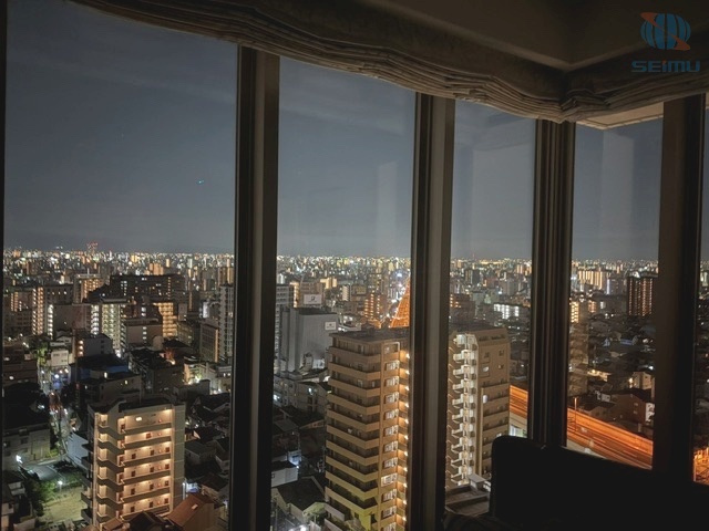 【物件からの眺望】18階から望む幻想的な夜景。街の灯りが織りなす美しい景色を、ご自宅でゆったりとお楽しみいただけます。