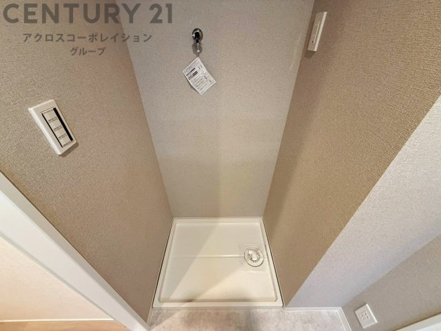 洗濯物の仕分け作業がしやすく、整理整頓が容易になります。洗濯音や湿気を他の部屋に持ち込まず、生活環境を快適に保ちます。上部を活用すれば収納スペースを確保でき洗剤や洗濯用品の整理もしやすくなります。　