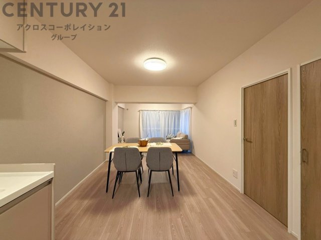 キッチン前のダイニングスペース　カウンターキッチンから料理の受け渡し等に便利です。ダイニングセットを置いても十分な広さを確保。　