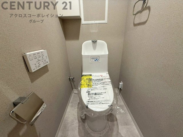 温水洗浄便座付トイレは温水洗浄機能により、暖かい水でおしりを洗浄することができ、冷たい水を使う従来の便座に比べ、温水洗浄機能で暖かいトイレを提供し、快適な使用を可能にします。　