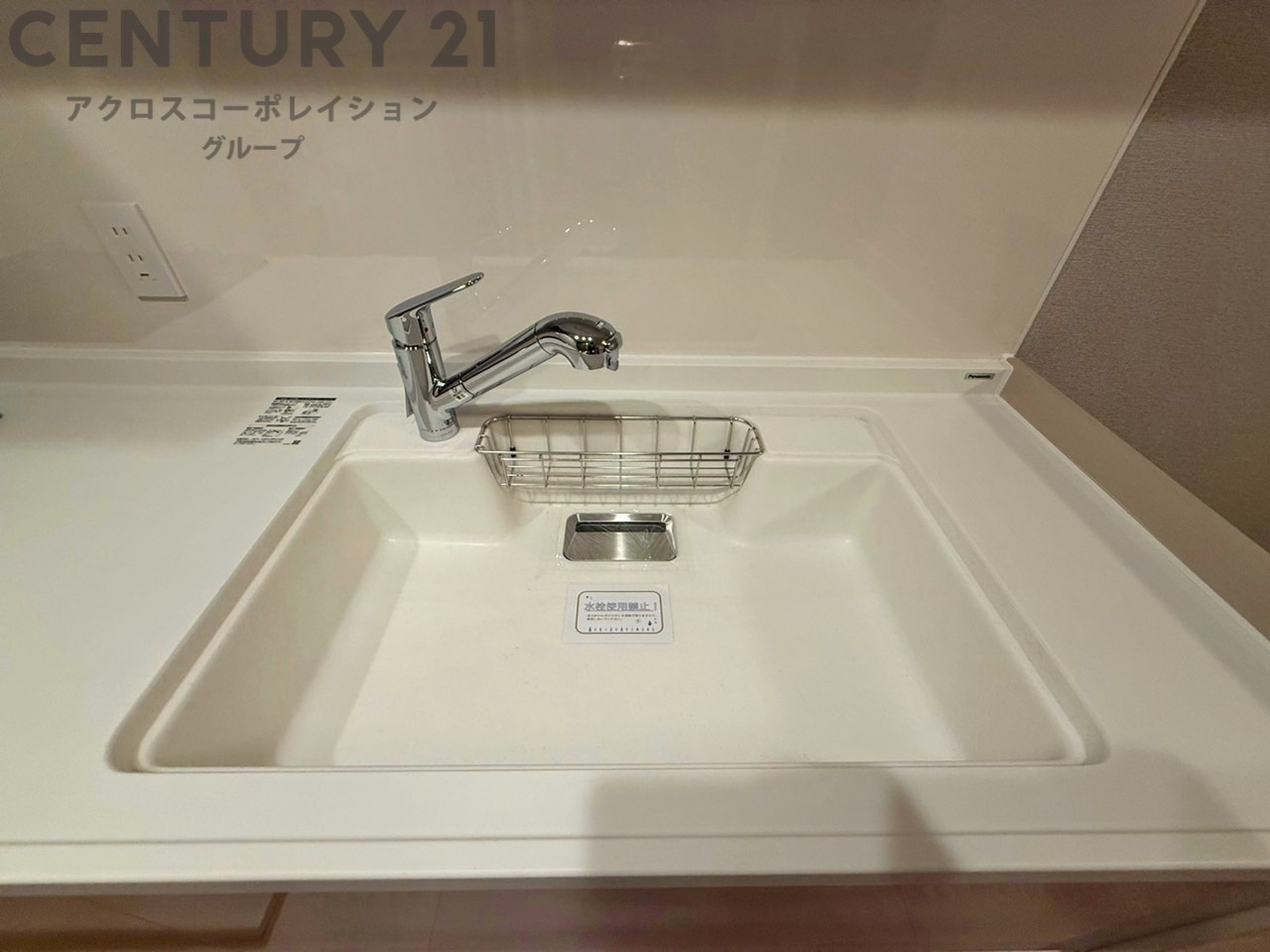 大きなシンクでお鍋などの大きな調理器具を洗う際にも便利です。　