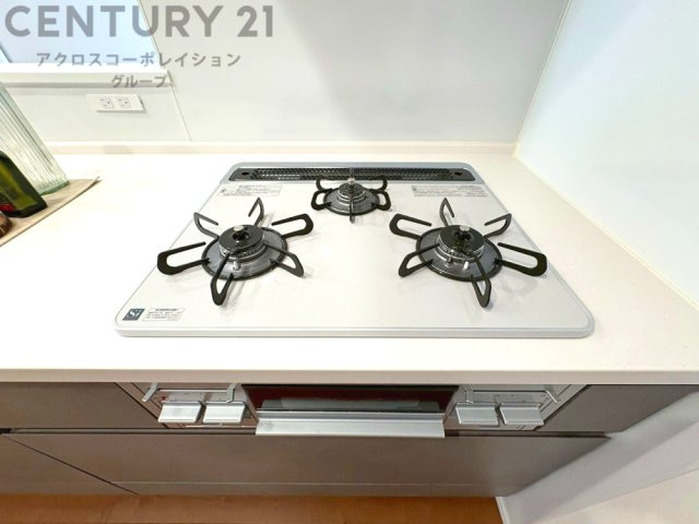 多数の調理器具を同時に使用でき、料理の効率化が可能。省エネで節約になり、様々な料理スタイルに適応できます。また、火力調整が独立しており、手入れや掃除もしやすく、今よりもっとお料理が楽しくなるかも。