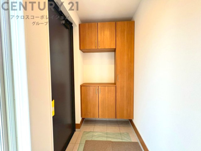 大きな玄関収納付きの玄関です　家族皆様の履物をしっかり収納できます