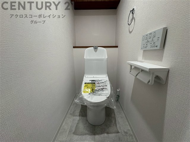 温水洗浄便座付トイレは温水洗浄機能により、暖かい水でおしりを洗浄することができ、冷たい水を使う従来の便座に比べ、温水洗浄機能で暖かいトイレを提供し、快適な使用を可能にします。　