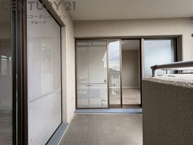 南向きバルコニーは日照が豊富で温暖な陽光を受けられ、植物の育成やリラックススペースとして活用可能です。洗濯物の乾燥が速く、快適な生活環境を提供。自然の光を取り込み、室内を明るくしてくれます。　