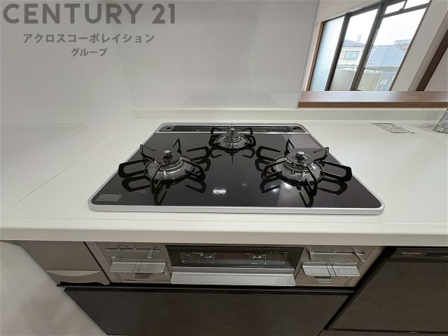 多数の調理器具を同時に使用でき、料理の効率化が可能。省エネで節約になり、様々な料理スタイルに適応できます。また、火力調整が独立しており、手入れや掃除もしやすく、今よりもっとお料理が楽しくなるかも。　
