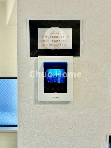 【モニターホン】誰が来たかすぐにわかるカラーモニター付きインターホン。通話ボタンを押すまでは室内の音は漏れていませんので相手を確かめてから応対できます。
