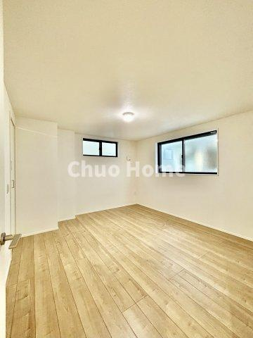 【洋室】快適に過ごす条件は、一人ひとり違います。だからこそ飾り過ぎないシンプルな内装と偏り過ぎないデザインで統一しております。居住していく中でオーナー様だけの【マイホーム】に創り上げて下さい
