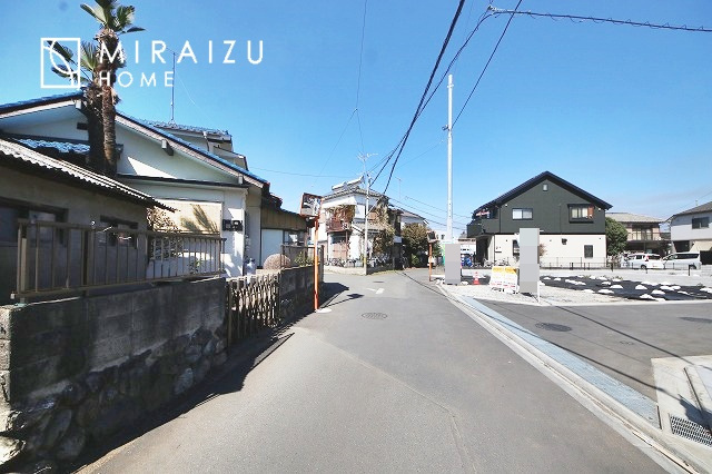 通勤や家族の送迎など、毎日の生活にマイカーが欠かせない方にとって駐車場は大事な条件。敷地内にカースペースがあれば、お出かけやお買い物の際の搬入出も楽々です。　