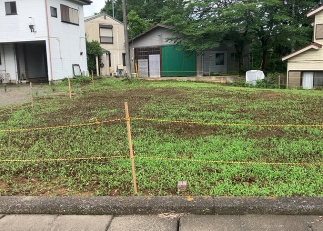 土地の面積＝住宅面積ではありません。建ぺい率の問題などで、土地のある場所によって住宅を建てられる面積は限られています。高さもしかり、「土地」という言葉の中には、建築条件も含まれると考えておきましょう。